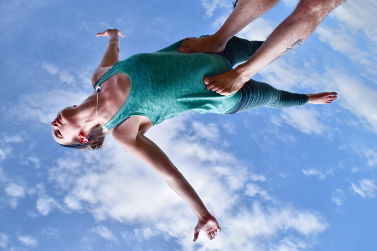 tandem yoga_woman flying