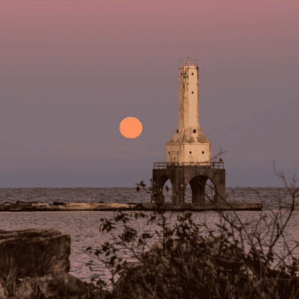 port washington lighthouse, hunters moon, 2020